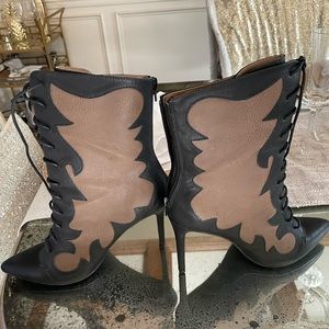 Beautiful unique booties! Size 9. Pre-loved but in great condition